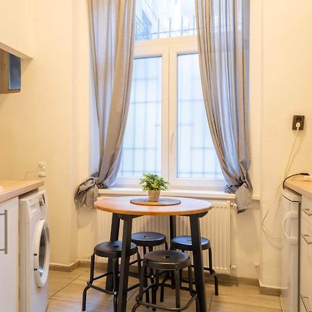 Lovely Apartment In Party Street Ka10 Budapest Esterno foto