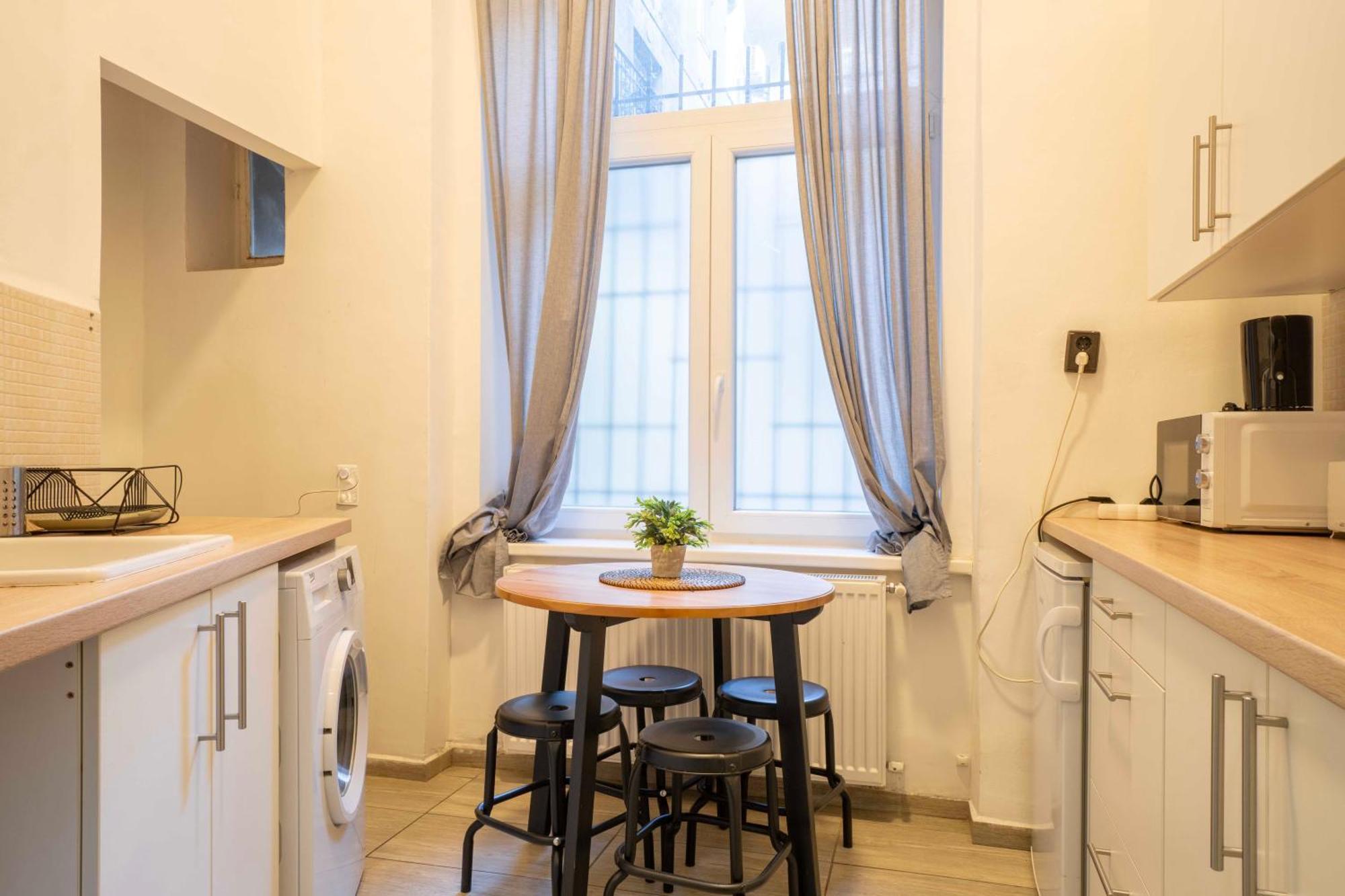 Lovely Apartment In Party Street Ka10 Budapest Esterno foto